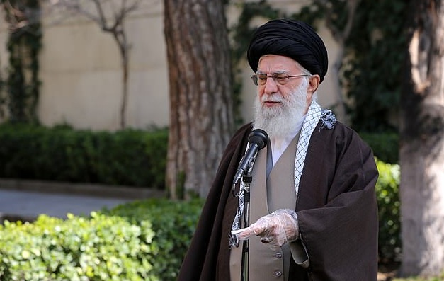 Giáo chủ Iran xuất hiện với hình ảnh đeo găng tay.