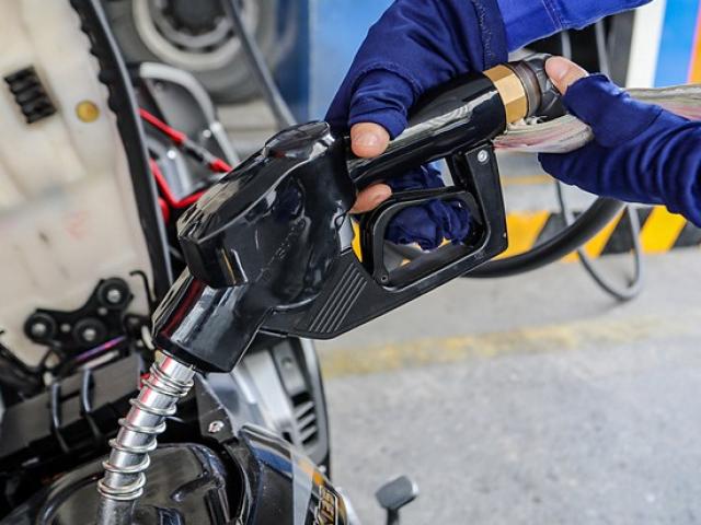 Thị trường - Tiêu dùng - Bất chấp Covid-19 diễn biến khó lường, giá xăng dầu ngày 4/3 tăng tốc