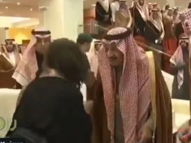 Quốc vương Ả Rập Saudi phản ứng khi bị người phụ nữ hôn lên tay.