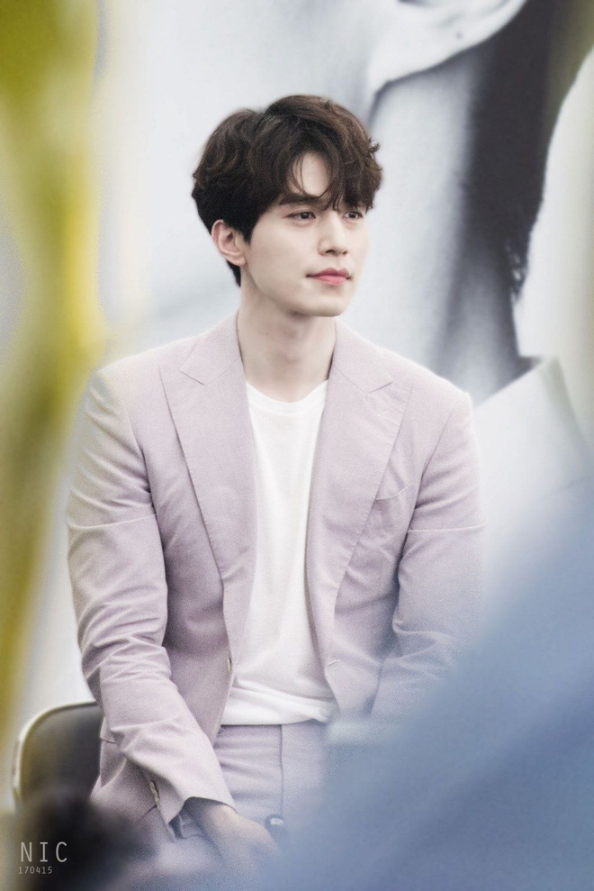 Lee Dong Wook nổi tiếng trong phim Ông hoàng khách sạn, Yêu tinh...