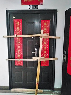 Nhà của người Hàn bị hàng xóm Trung Quốc chặn bằng ván gỗ.