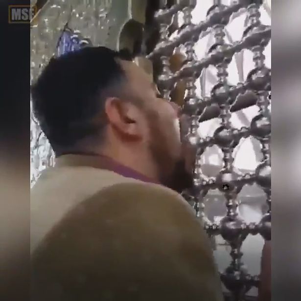 Hai người đàn ông Iran liếm đền thờ đã bị bắt giữ.