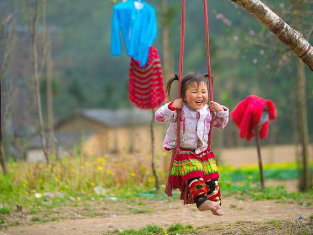 Bạn trẻ - Cuộc sống - Dân mạng "tan chảy" với khoảnh khắc cô bé Hà Giang nô đùa, cười rạng rỡ bên bạn bè