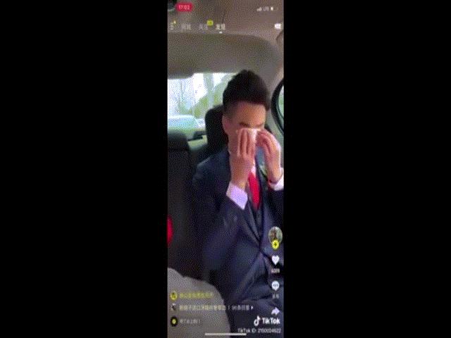 Bạn trẻ - Cuộc sống - Clip: Lý do chú rể bật khóc khi đón dâu khiến ai cũng phì cười