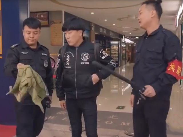 Video Clip Cười - Bảo vệ siêu thị khinh thường tên "ăn trộm" và cái kết