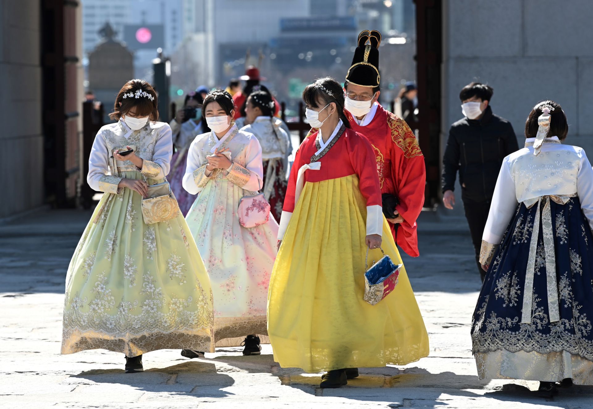 Du khách vừa mặc áo hanbok truyền thống vừa đeo khẩu trang khi đến Hàn Quốc (ảnh: CNN)