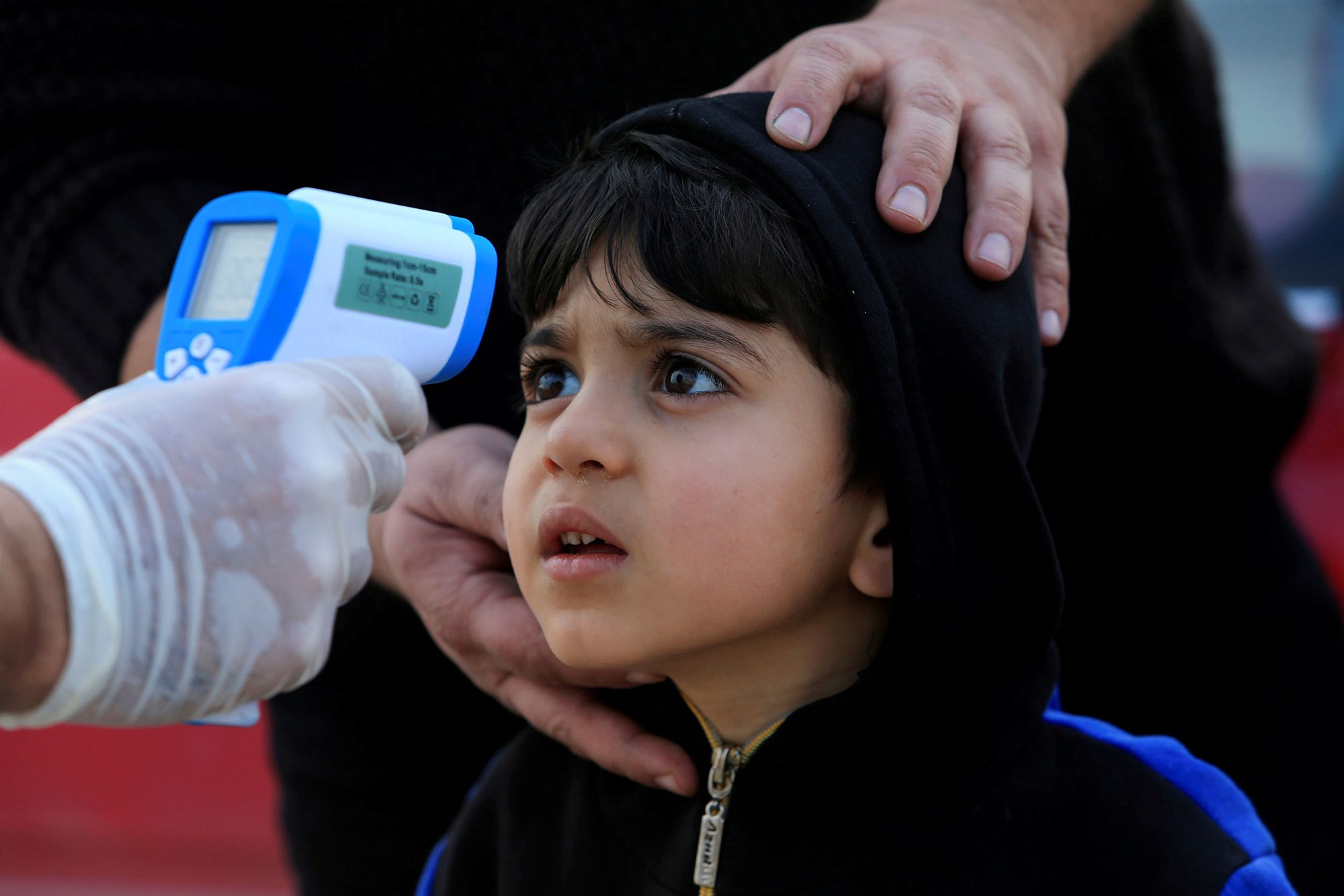 Trẻ em được đo thân nhiệt ở Iraq hôm 2.3