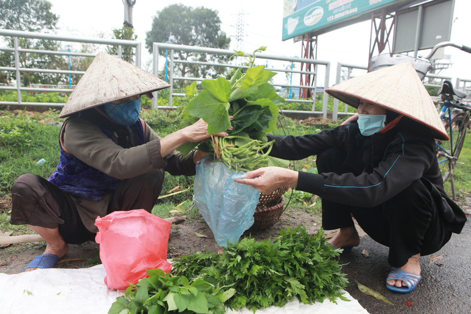&nbsp;Bà Nguyễn Thị Nhưng (72 tuổi, thôn Ngọc Bảo) vui mừng chia sẻ, mở chốt khiến việc đi lại trở nên thoải mái, buôn bán dễ dàng hơn. Hôm nay (4/3), bà mang hẳn rau ra bên ngoài chốt kiểm soát cũ ở đầu làng để bán.