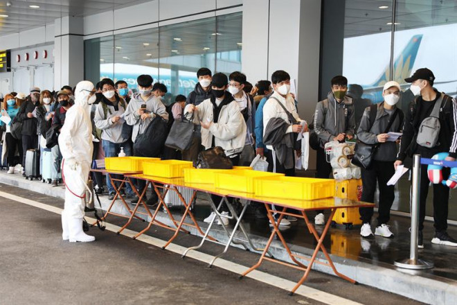 Gần 1.800 công dân từ Hàn Quốc về sân bay Vân Đồn được cách ly - 1