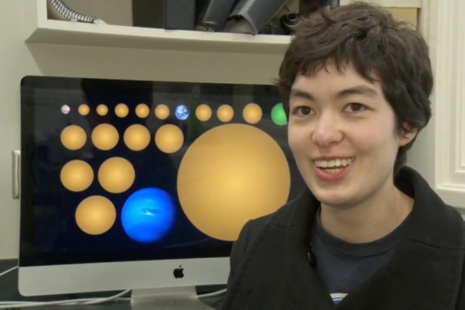 Nữ sinh tiến sĩ ngành vật lý thiên văn Michelle Kunimoto bên cạnh bức ảnh mô phỏng các hành tinh mới tìm ra của mình. Ảnh: Global News.