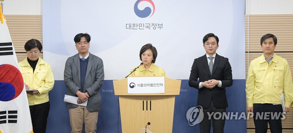 Bà Lee Eui-kyung, Bộ trưởng An toàn thực phẩm và dược phẩm Hàn Quốc, tổ chức buổi họp báo về khẩu trang ở trụ sở Trung tâm kiểm soát và phòng ngừa dịch bệnh Hàn Quốc, tại thành phố Cheongju hôm 3/3. Ảnh: Yonhap News