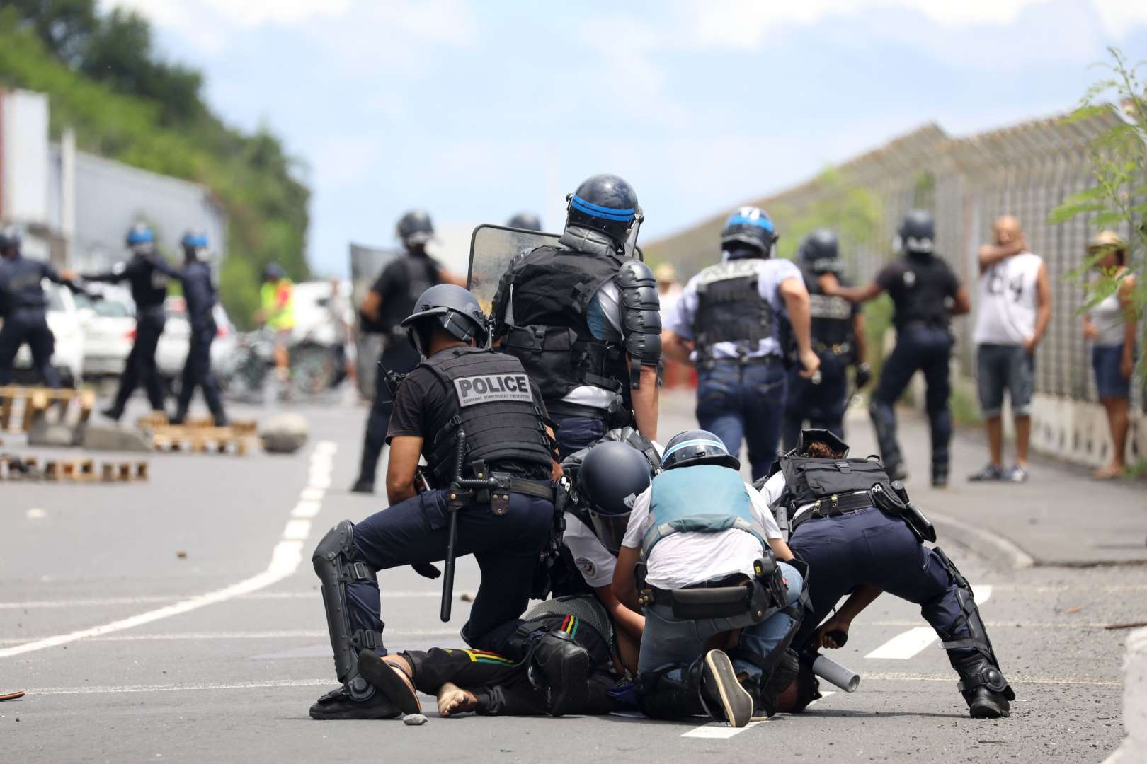 Cảnh sát phải dùng hơi cay trấn áp những người biểu tình (Ảnh: Getty)