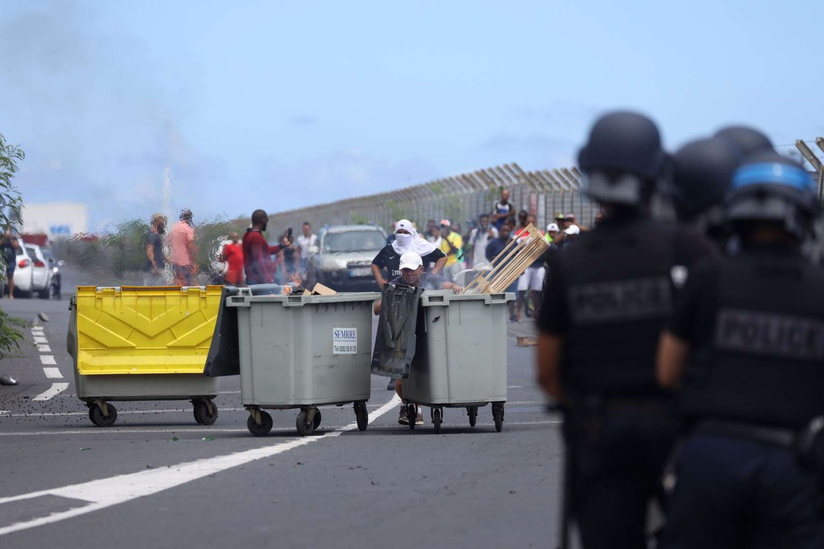 Người dân đảo&nbsp;Réunion biểu tình&nbsp;để ngăn du thuyền&nbsp;Sun Princess cập bến hòn đảo này (Ảnh: Getty)