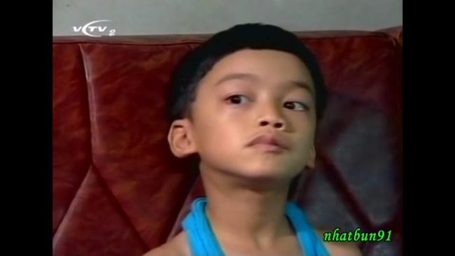 Tạo hình kiểu tóc &#34;đầu nồi&#34; huyền thoại của Hà Duy khi còn nhỏ trong phim &#34;Xin hãy tin em&#34;. Khi đó, Hà Duy đảm nhận vai diễn cậu học sinh hư được Hường &#40;Thúy Nga&#41; làm gia sư.
