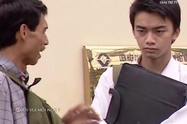 Hình ảnh Hà Duy đóng hài với nghệ sĩ Phú Đôn. Năm 2008, Hà Duy đóng phim &#34;Khát vọng xanh&#34;. Đây là bộ phim cuối cùng của anh trước khi chuyển sang học làm phi công.
