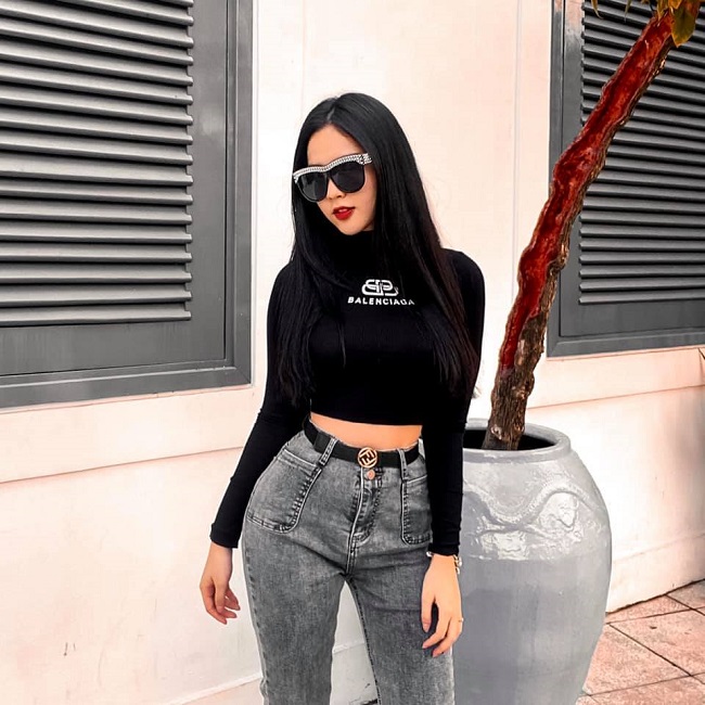 Hot girl học đường Đinh Triệu Đoan Nghi cũng là tín đồ của quần jeans mỗi khi ra phố đi dạo hoặc đi chơi cùng bạn bè.