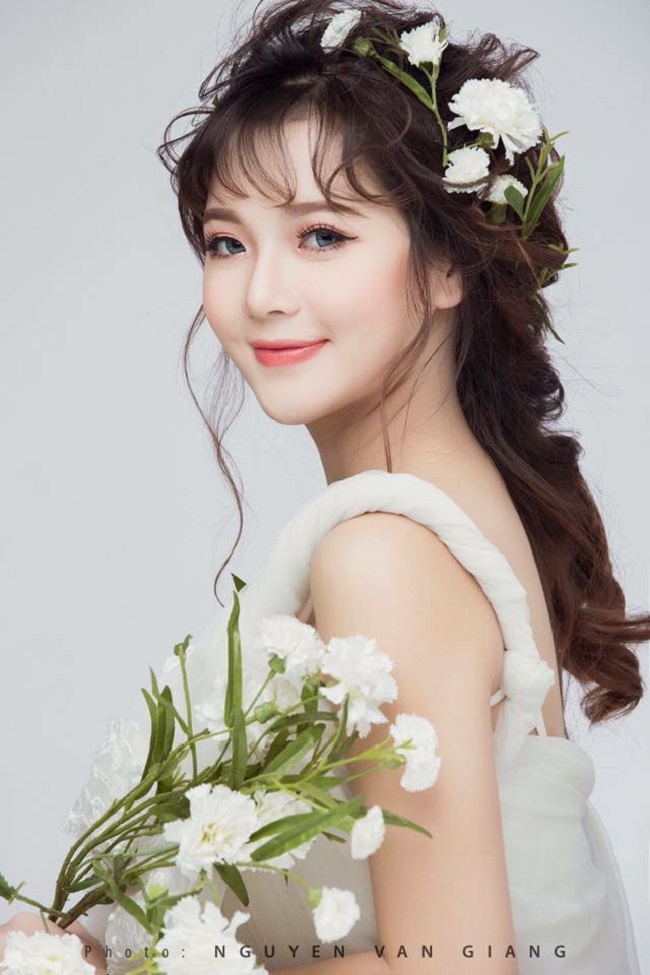 Hơn hết, trước khi ra khỏi nhà, Hương không quên xịt một lớp nước hoa hồng, vỗ nhẹ từ từ cho thẩm thấu, giúp giữ độ ẩm tối đa cho da.