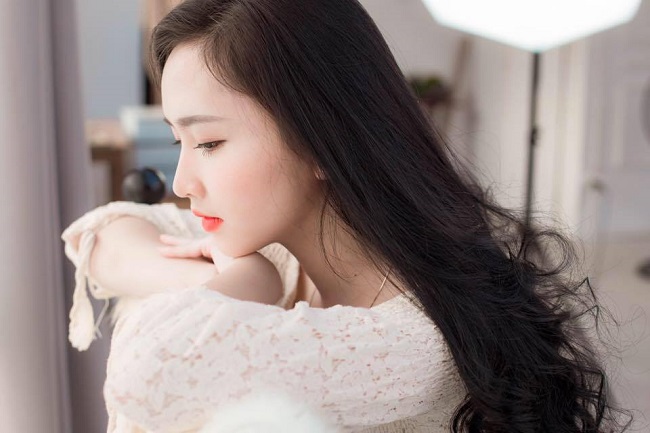 Nhan sắc nổi trội giúp Chu Nhung thu hút hơn 100.000 lượt theo dõi trên các trang mạng xã hội.&nbsp;