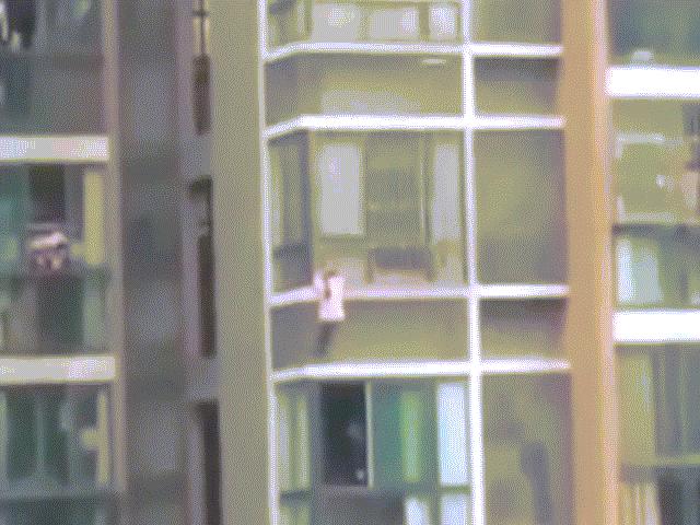 Phi thường - kỳ quặc - Ở nhà một mình, bé gái trèo từ tầng 10 xuống tầng 6