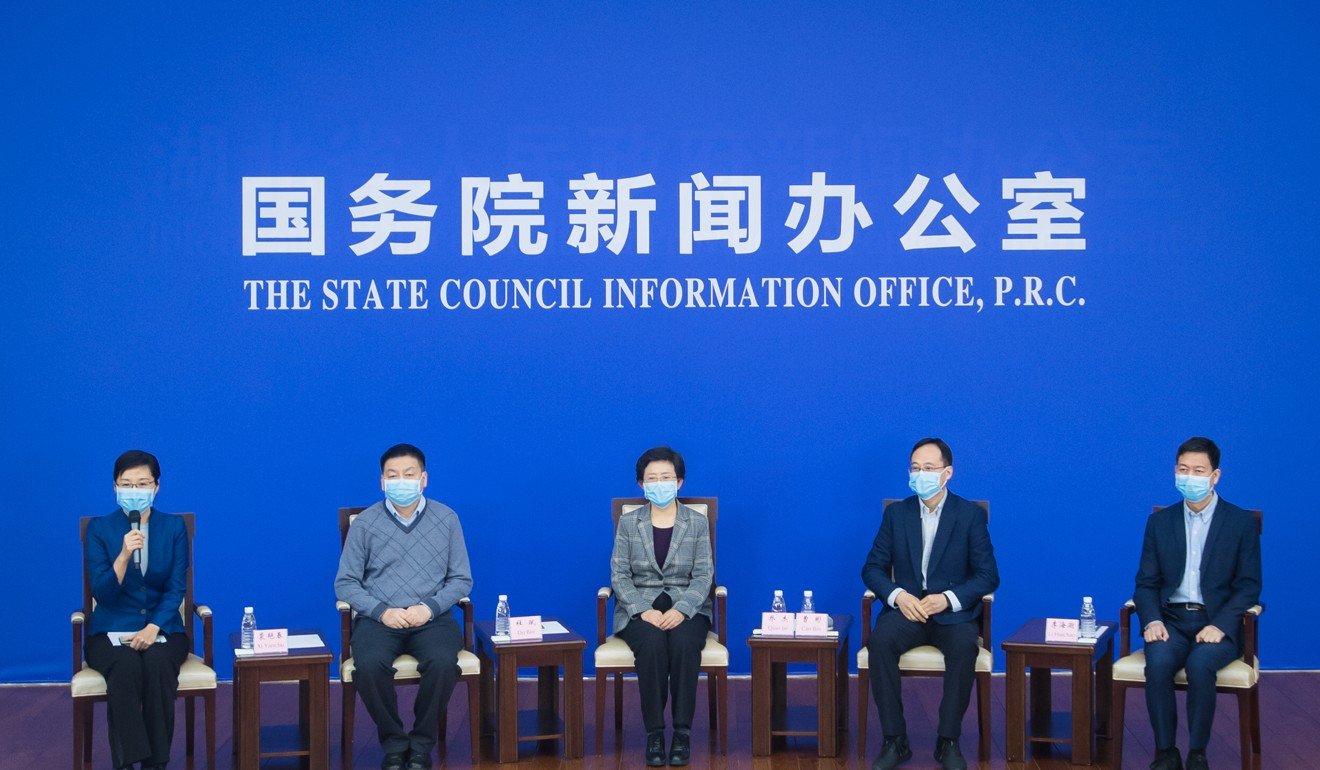 Các bác sĩ hàng đầu tham gia cuộc họp báo ở Vũ Hán.