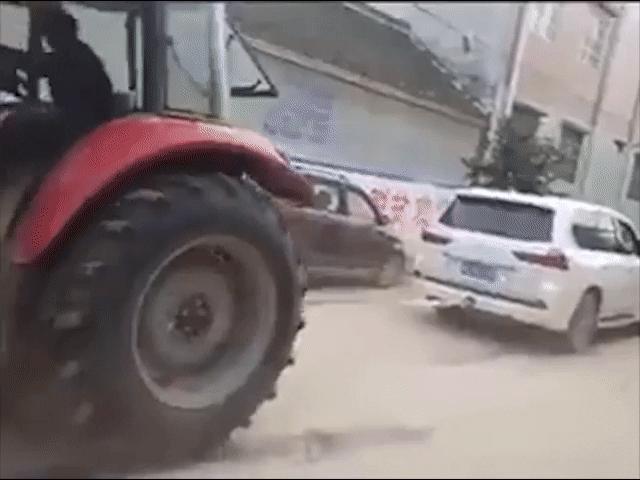 Tin tức ô tô - Video: Cười vỡ bụng cảnh Lexus LX 570 "củ hành" máy cày