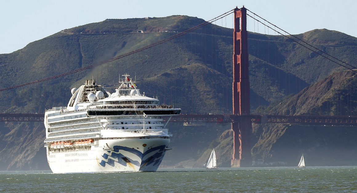 Du thuyền Grand Princess đi qua cầu Cổng vàng ở San Francisco, bang California.