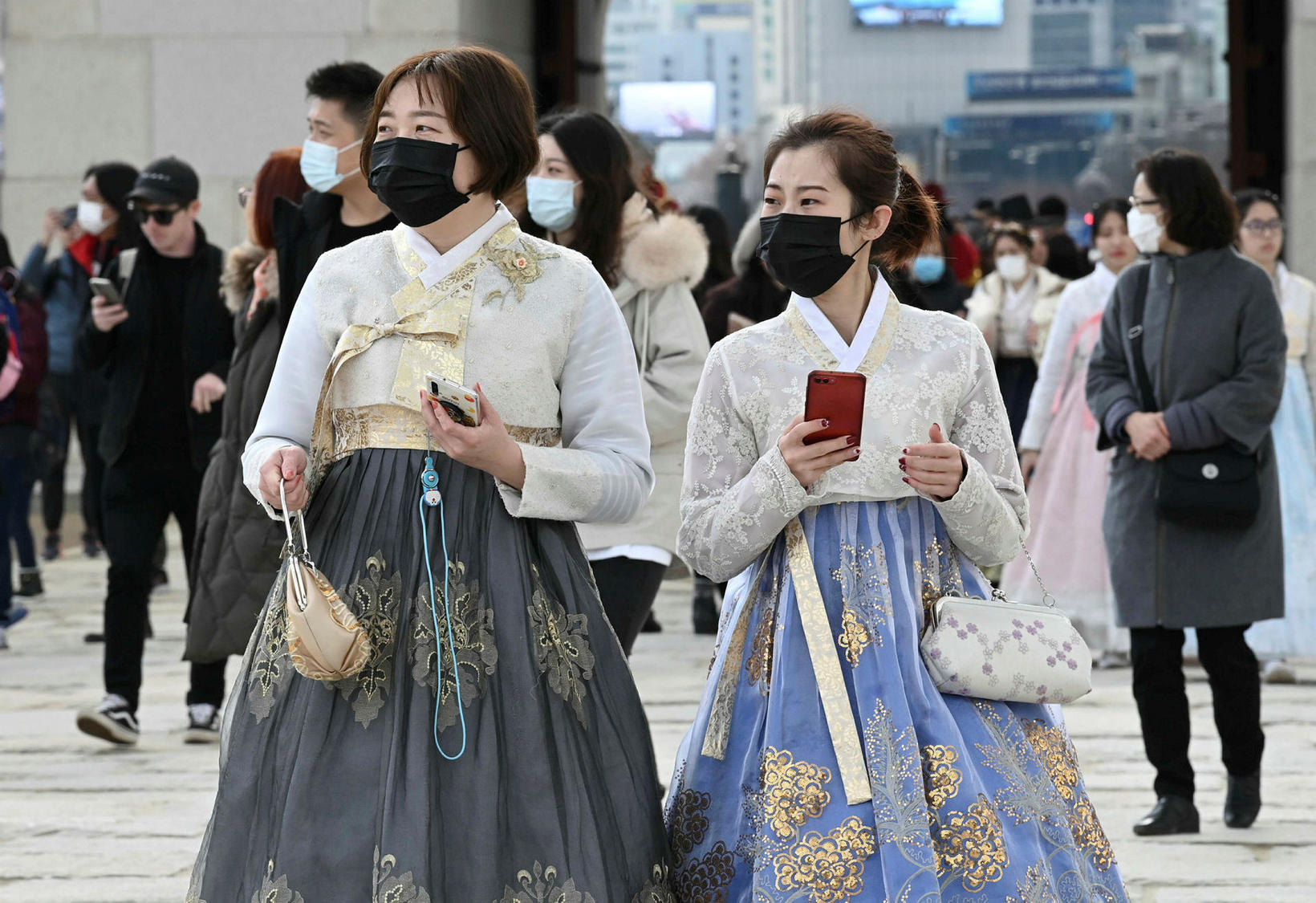 Người Hàn Quốc ra đường trong mùa dịch Covid-19 (ảnh: Yonhap)