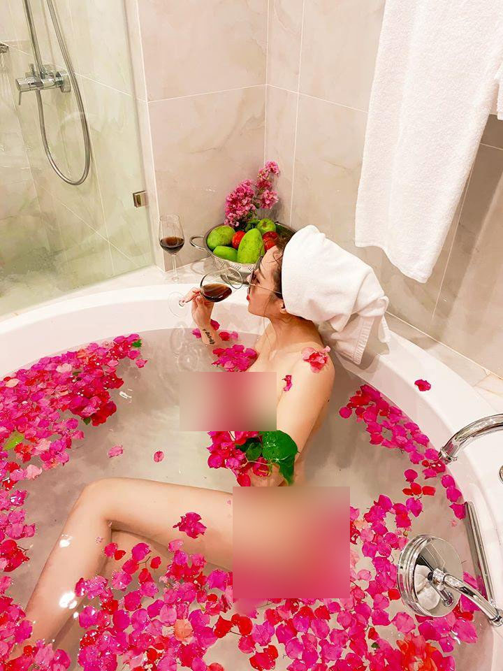 "Tình cũ Trường Giang" tung ảnh nude táo bạo khiến trai trẻ không rời mắt - 1