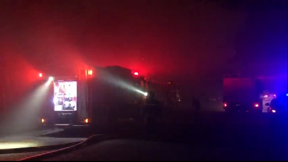 Lực lượng chữa cháy có mặt triển khai dập lửa