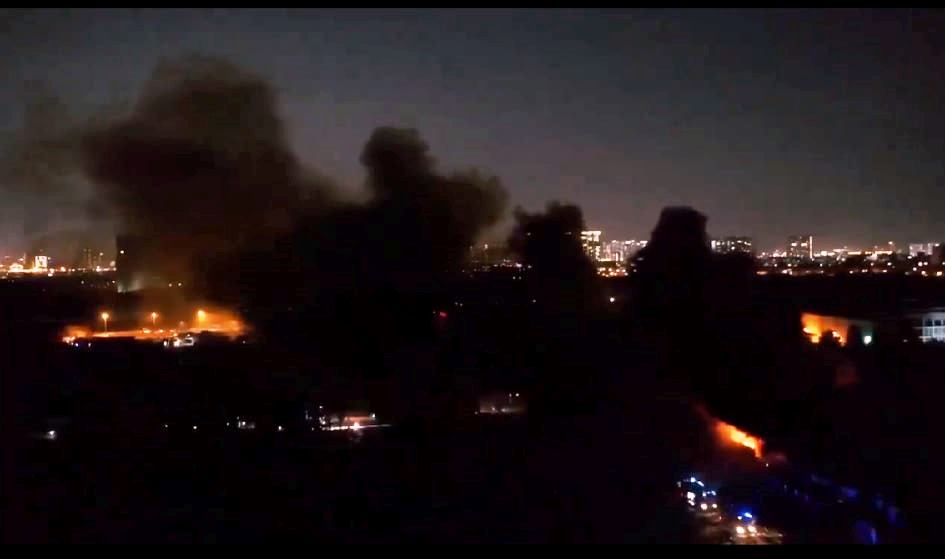 Khói đen bốc lên cuồn cuộn từ vụ cháy