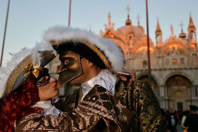 Dịch Covid-19 sẽ khiến những "nụ hôn kiểu Ý" biến mất? (Ảnh:&nbsp;Alberto PIZZOLI)