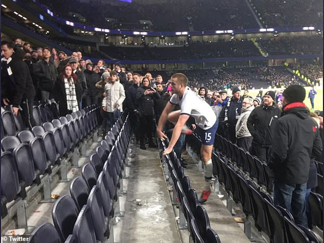 Eric Dier trèo lên khán đài...