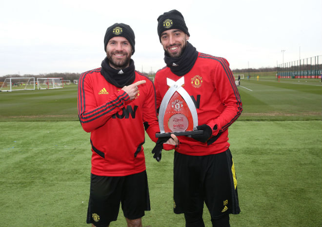 Bruno Fernandes nhận giải thưởng&nbsp;"Cầu thủ xuất sắc nhất MU tháng 2" từ Juan Mata