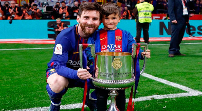 Lionel Messi bên cậu con trai cả Thiago. Anh còn có 2 quý tử khác là Mateo và Ciro