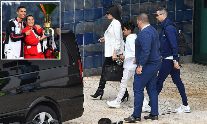 Ronaldo cùng con cả Cristiano Jr.&nbsp;và bạn gái Georgina Rodriguez tức tốc đáp máy&nbsp;bay riêng về Bồ Đào Nha thăm mẹ anh mới nhập viện cấp cứu