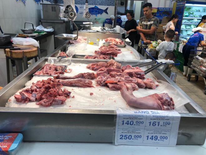 Các siêu thị bán thịt heo theo giá bình ổn thị trường nên sức mua nhanh hơn so với các chợ