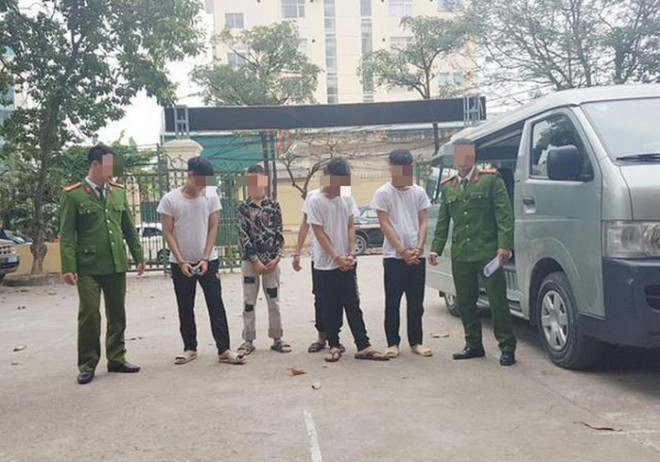 Nhóm cướp nhí bị bắt vì cướp tài sản của người đàn ông đồng tính khi đang kích dục cho ông này ở khu vực gần bến xe Mỹ Đình.