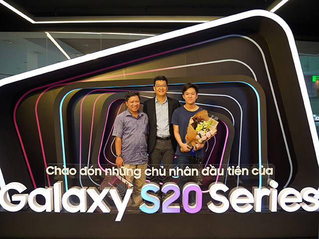 Thời trang Hi-tech - Xếp hàng từ 3h sáng mua Samsung Galaxy S20 tặng vợ