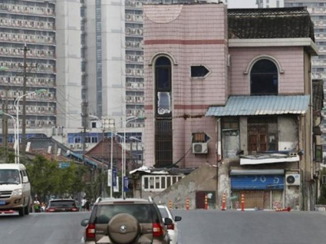 Kinh doanh - Chuyện ngôi nhà "cứng đầu" giữa đường suốt 14 năm và cái kết không ngờ