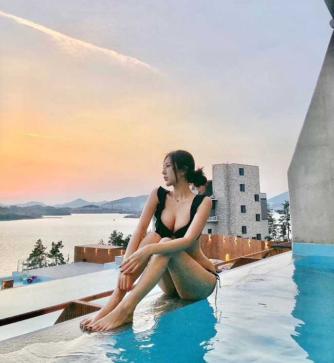 Trên Instagram của cô có rất nhiều hình ảnh diện áo tắm nóng bỏng.