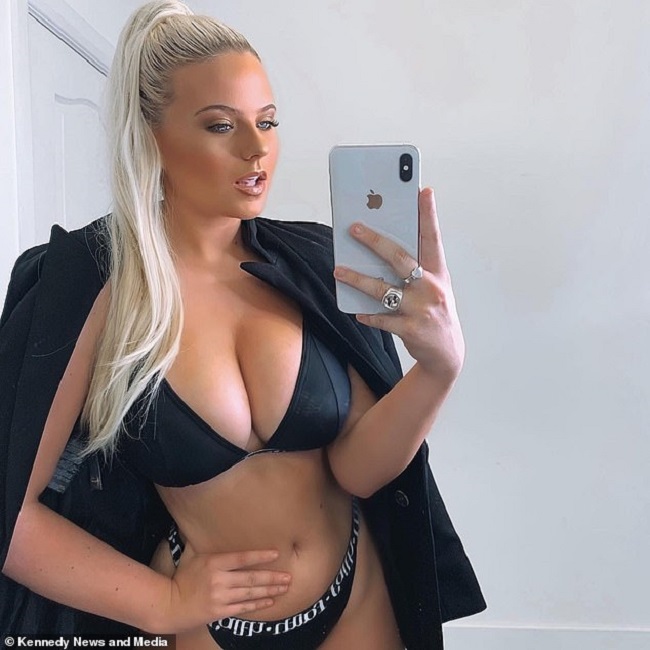Apollonia kiếm tiền thông qua tài khoản OnlyFans. Ở đây ai muốn tương tác với&nbsp;Apollonia đều phải trả tiền.