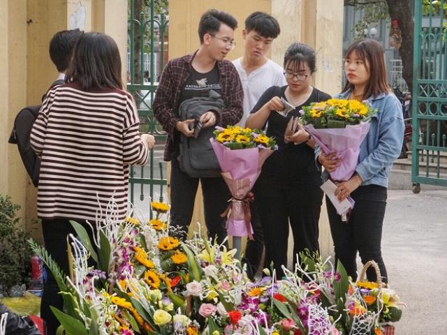 Thị trường - Tiêu dùng - Sinh viên trắng đêm ngủ vỉa hè giữ chỗ đẹp bán hoa trước ngày lễ 8/3