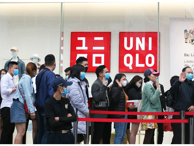 Thời trang - Hàng trăm người đeo khẩu trang xếp hàng mua Uniqlo ở Hà Nội