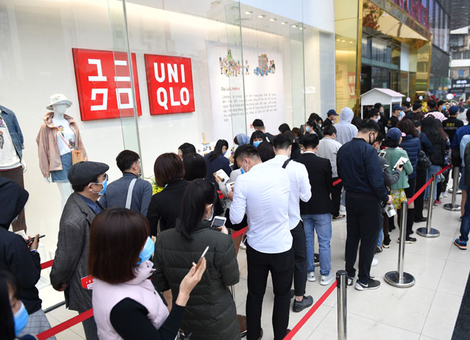 Hàng trăm người đeo khẩu trang xếp hàng mua Uniqlo ở Hà Nội - 3