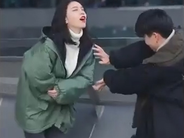 Video Clip Cười - Hành động kỳ quặc của các cặp đôi yêu nhau giữa chốn công cộng