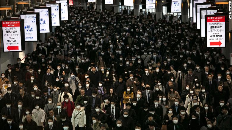 Đám đông người đeo khẩu trang tại nhà ga&nbsp;Shinagawa, Tokyo.