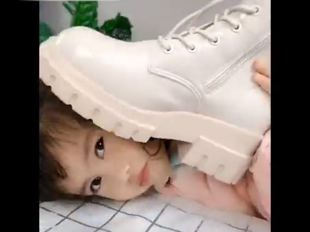 Video Clip Cười - Pha ăn vạ đỉnh cao theo phong cách của trẻ con