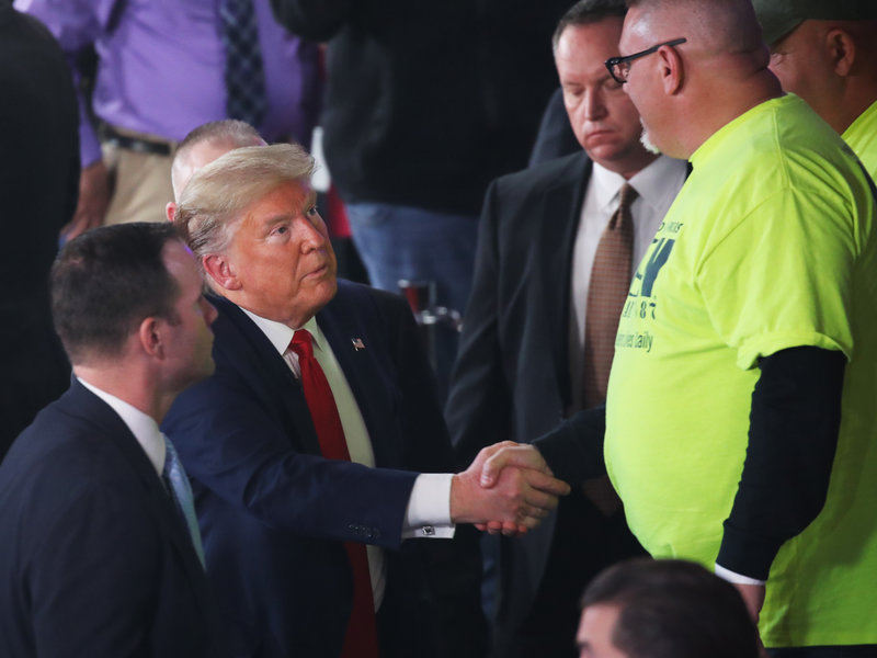 Ông Trump bắt tay người ủng hộ hôm 5.3 ở thành phố Scranton, bang Pennsylvania.