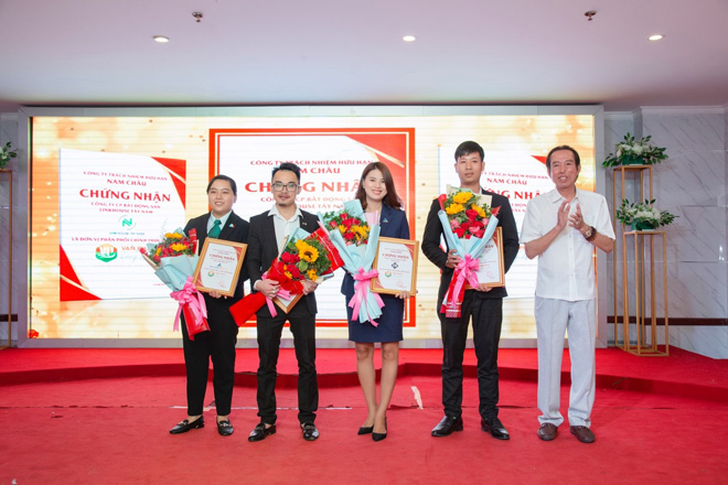 CĐT trao chứng nhận đơn vị phân phối chính thức dự án Vạn Phát Sông Hậu cho các đại lý phân phối