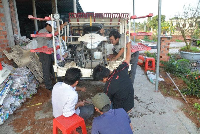 Máy cấy ngồi Yanmar VP7D25 đang được kỹ thuật viên Yanmar bảo dưỡng